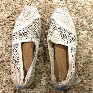 Women’s lace toms shoes